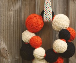 Halloween+Yarn+Wreath+007+copy[1]