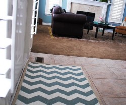 painted+chevron+rug+by+the+front+door[1]