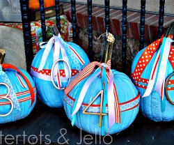 house number pumpkisn on the bench