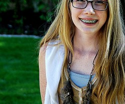 hannah wearing tori necklace