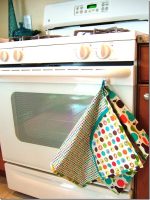 Guest Tutorial — Make a "Helping Hand" {all-in-one apron/dishtowel/double-handed hot pad apparatus}