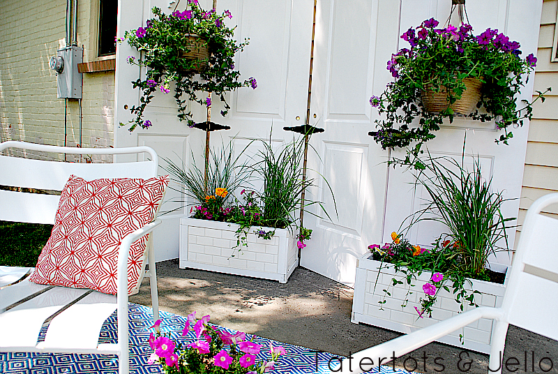 patio privacy screen and subway tile planters