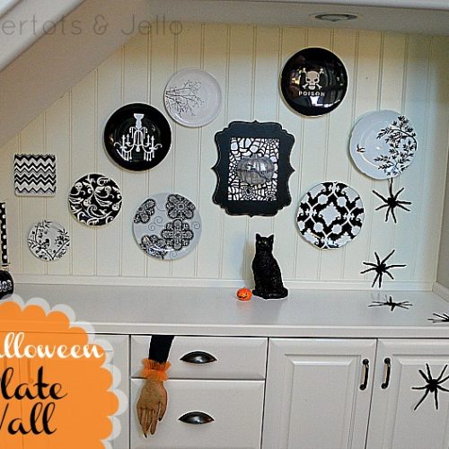 Black and White Farmhouse Halloween Dining Room - simple ways to bring the farmhouse feel to Halloween