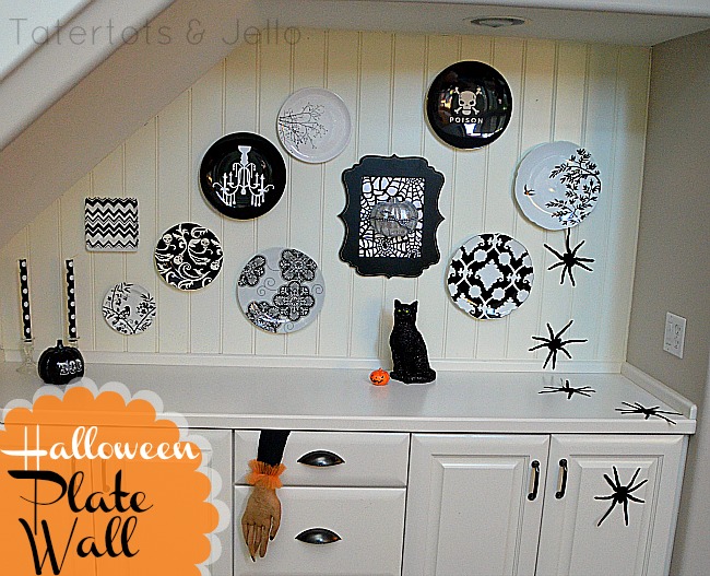 Black and White Farmhouse Halloween Dining Room - simple ways to bring the farmhouse feel to Halloween