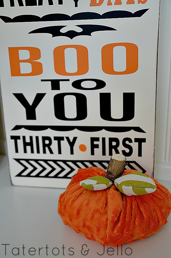 polka dot pumpkins and Halloween sign