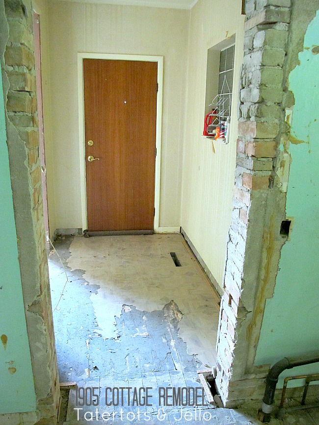 1905 cottage remodel entryway before