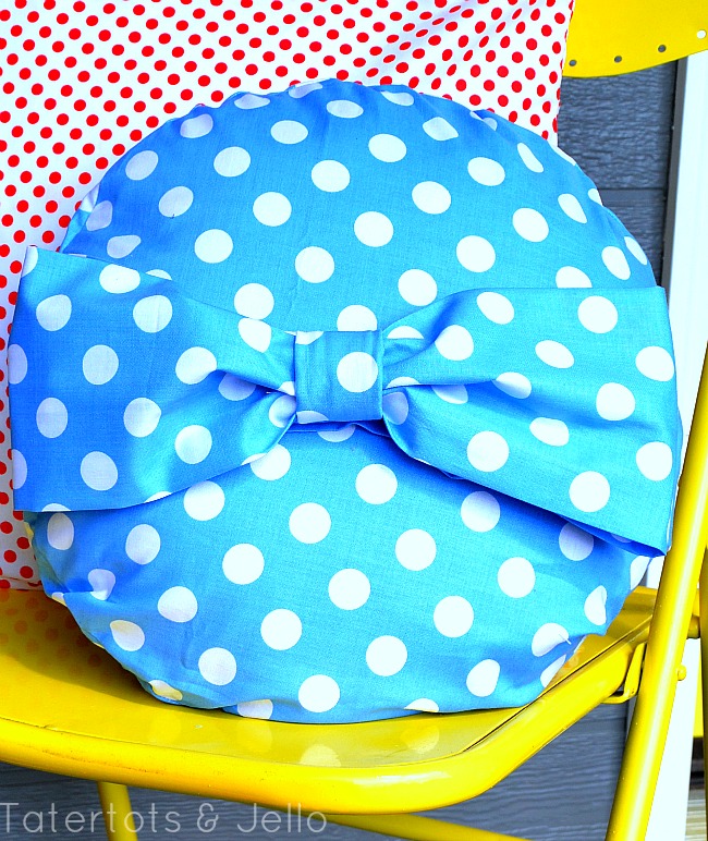 round bow pillow for the fourth from tatertots and jello
