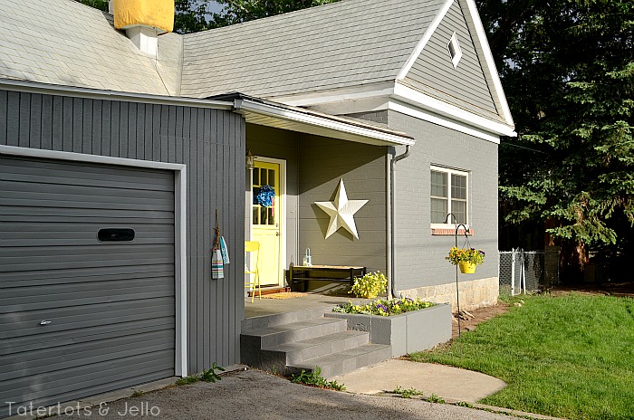 1905 cottage outside at tatertots and jello