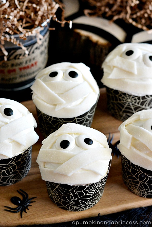 Halloween-Party-Food-Mummy-Cupcakes[1]