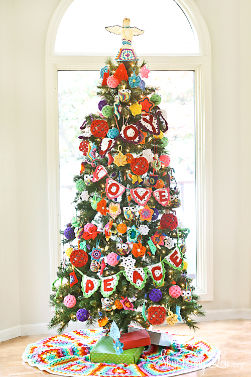 Crochet-Ornament-Decorated-Christmas-Tree[1]