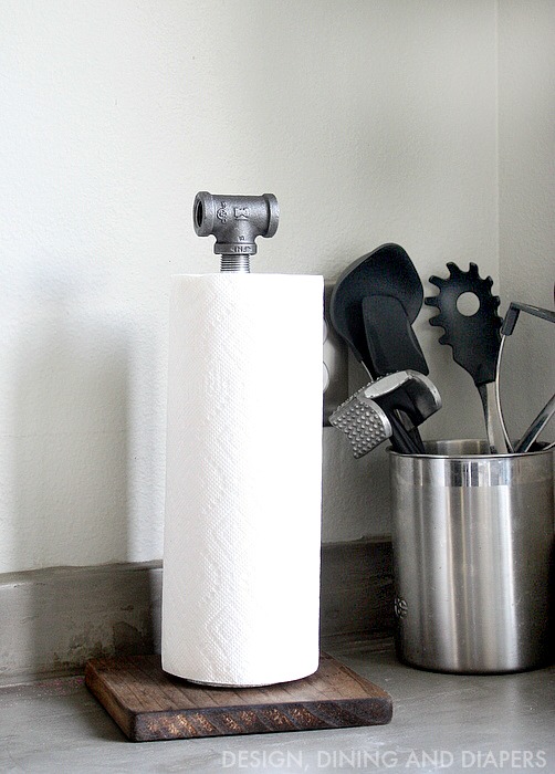 DIY-Industrial-Paper-Towel-Holder-Made-from-wood-and-plumbing-pipes.-