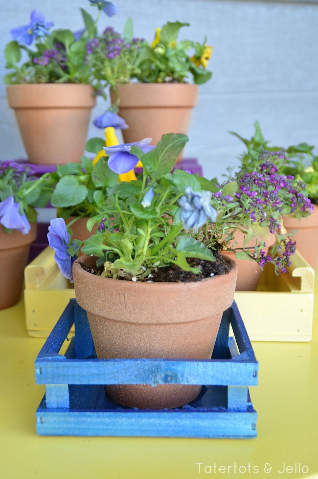 colorful spring porch display at tatertots and jello