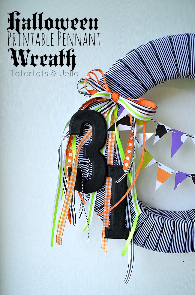 Blak and White Halloween wreath and free bunting printables. #halloween #wreaths #freeprintables