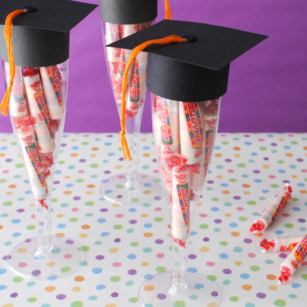 Graduation-Cap-Parrty-Favors-Made-from-Plastic-Champagne-Flutes