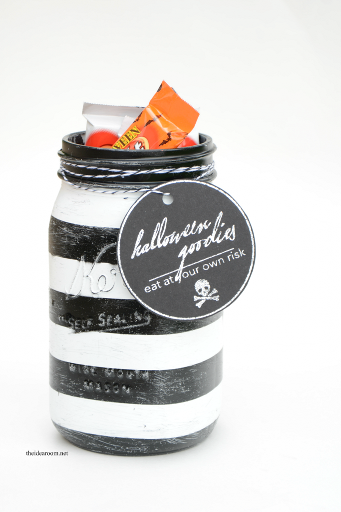 Striped Halloween Gift Jar and Free Printable Halloween Tags #giftidea #halloween #blackandwhite 