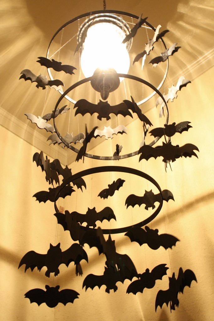 DIY Spooky Bat Chandelier #halloween #halloweencraft #papercraft 