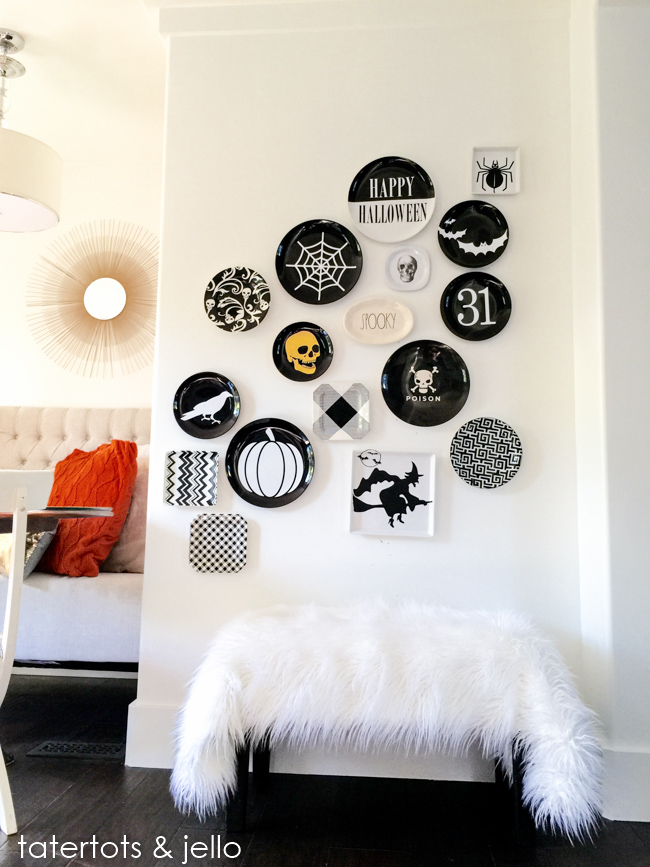 Black and White Farmhouse Halloween Dining Room - simple ways to bring the farmhouse feel to Halloween 