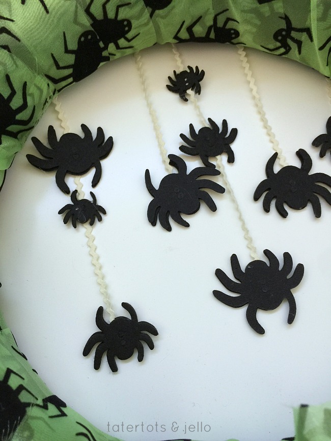 halloween.spider.wreath.tatertotsandjello.1.halloween.spider.wreath.tatertotsandjello.2