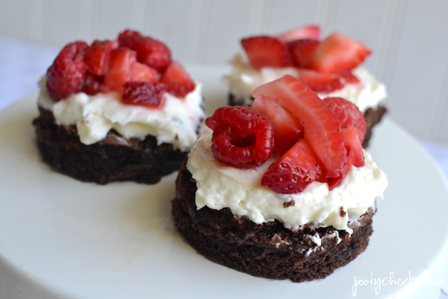 mini brownie fruit pizzas 