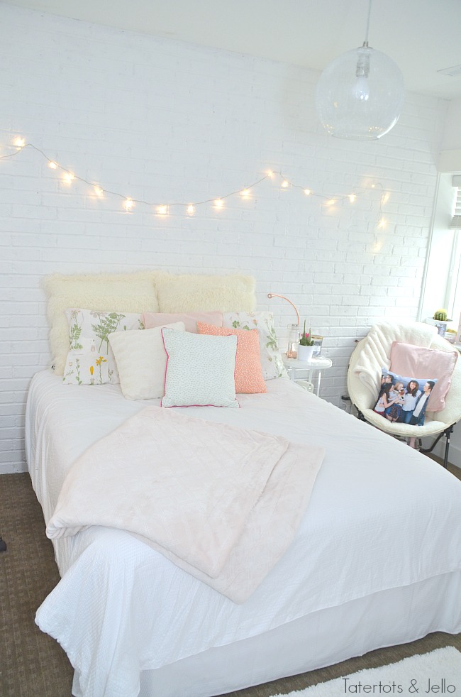 teenage-room-white-brick