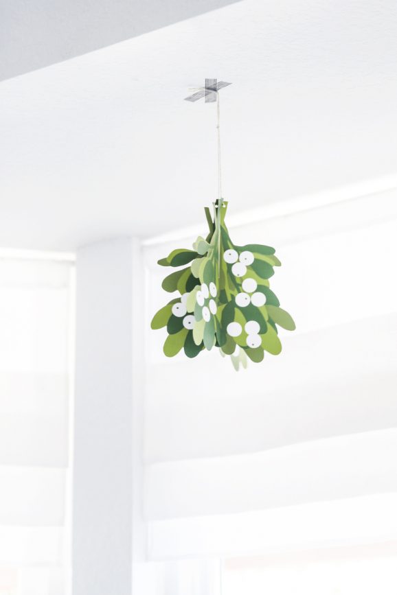 printable mistletoe christmas decoration