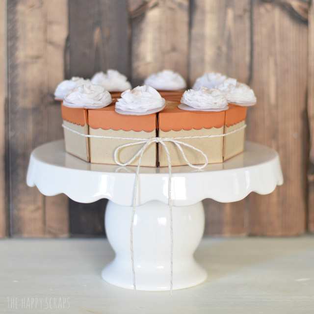 Mini Pie Box Thanksgiving Place Cards are the cutest placecards ever. Your guests will LOVE sitting down and seeing these paper pie boxes with their names on them. A wonderful keepsake.