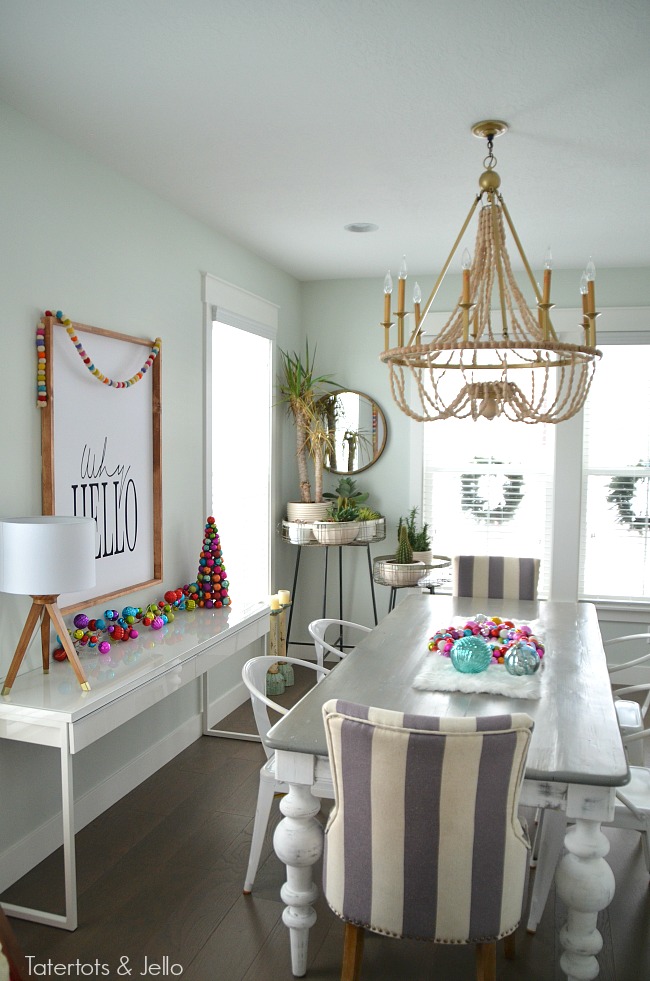 colorful-christmas-dining-room