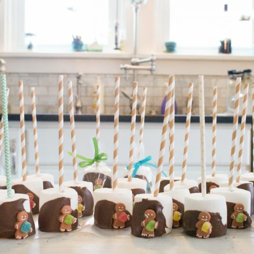 DIY Hand-Dipped Marshmallow Gift Idea. Make these easy marshmallows and dip them for an easy holiday gift idea!