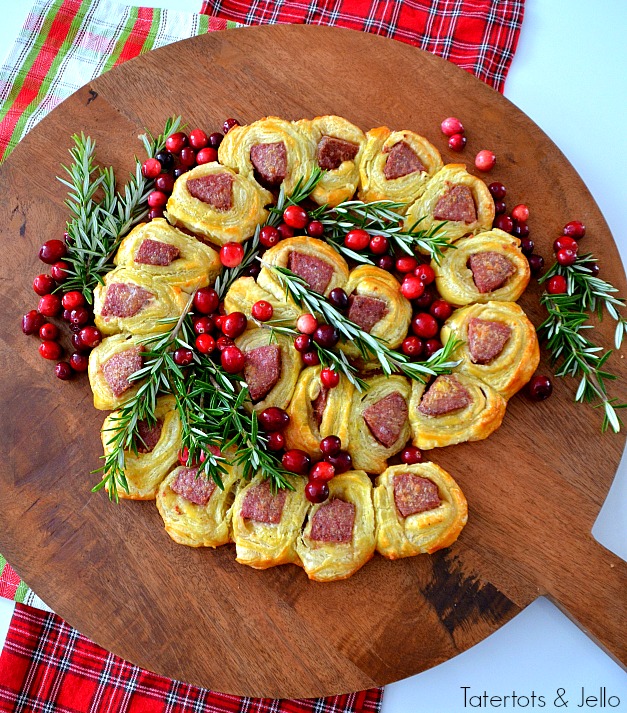 Pull Apart Sausage Rolls require only three ingredients and are an easy and delicious way appetizer to serve during the holidays. Plus 4 easy game night tips. 