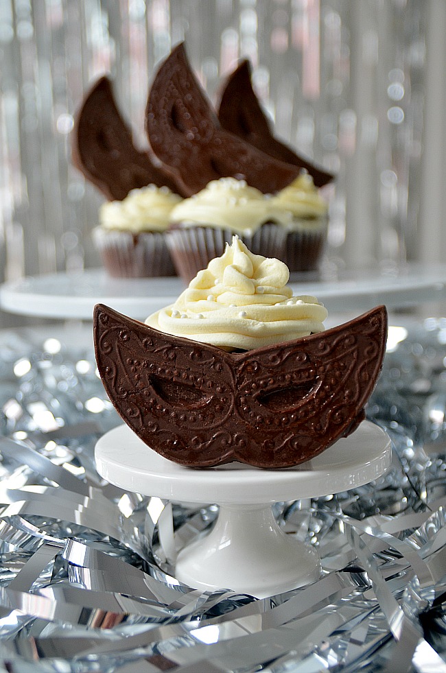 Masquerade Party: Cupcakes with White Chocolate Ganache Frosting