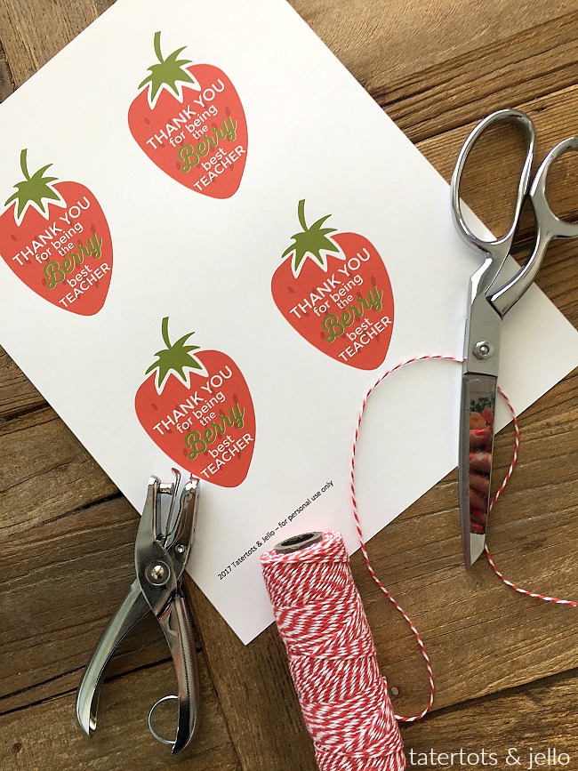 "Berry" Teacher gift idea and free printable. Show your teacher how much you care with this free Berry printable and a berry gift! Grab the printable and gift idea here!