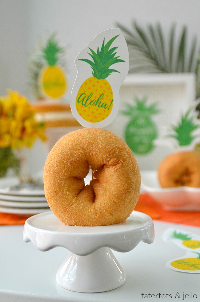 Make your donuts look like pineapples with these little printable donut dessert toppers! 