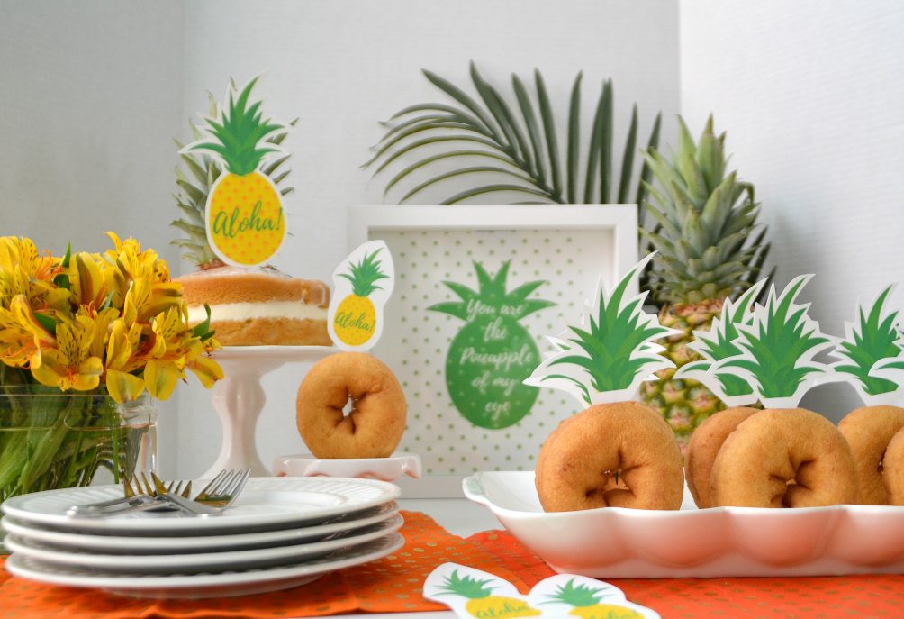 Make your donuts look like pineapples with these little printable donut dessert toppers! 