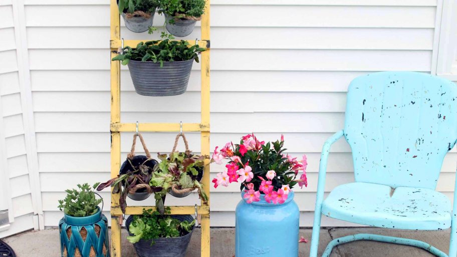 15 Outdoor Summer DIYs! Ways to transform your outdoor space into an extension of your home! 