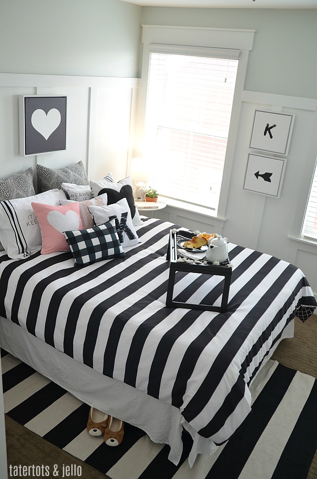 Create custom art for a black and white kids bedroom. Free printables that you upload and use for your home! 