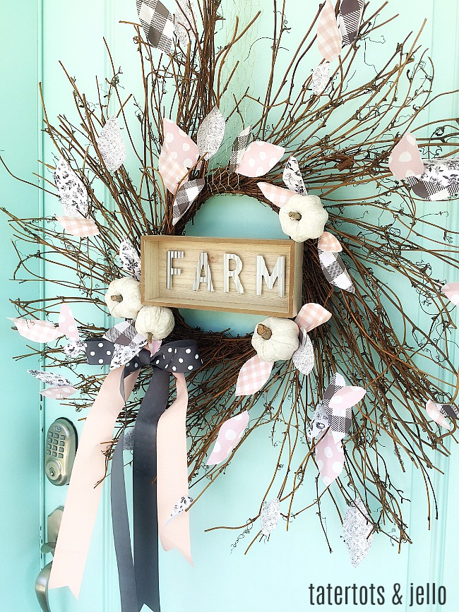 Farmhouse Autumn Wreath with paper flowers. Make a neutral farmhouse-style wreath with little pupkins and leaves made out of paper. 