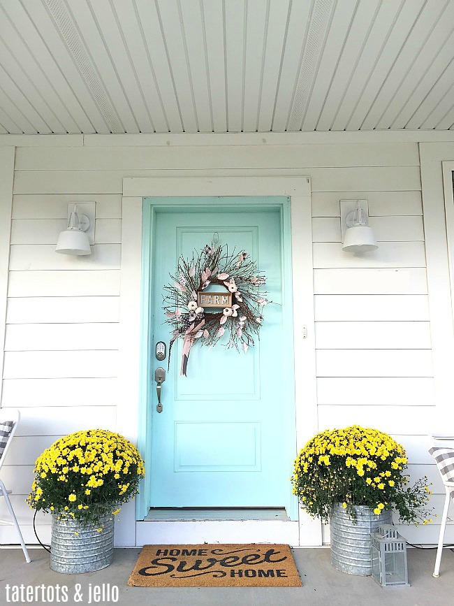 Farmhouse Autumn Wreath with paper flowers. Make a neutral farmhouse-style wreath with little pupkins and leaves made out of paper.