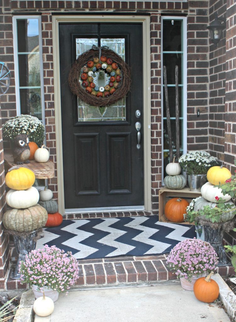 11 awesome ways to make YOUR front door or porch look festive for Fall! 
