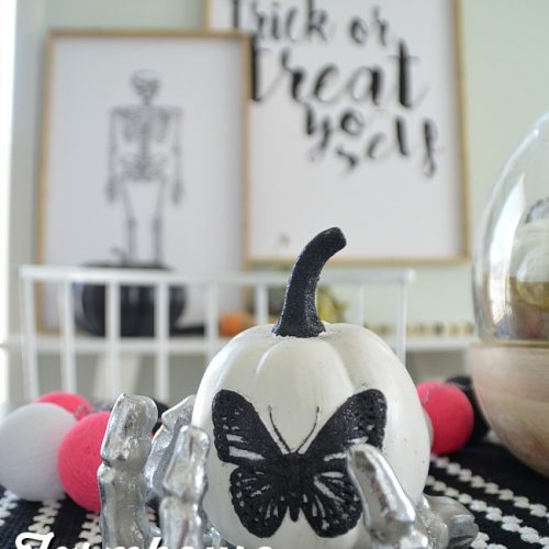 Black and White Farmhouse Halloween Dining Room - simple ways to bring the farmhouse feel to Halloween