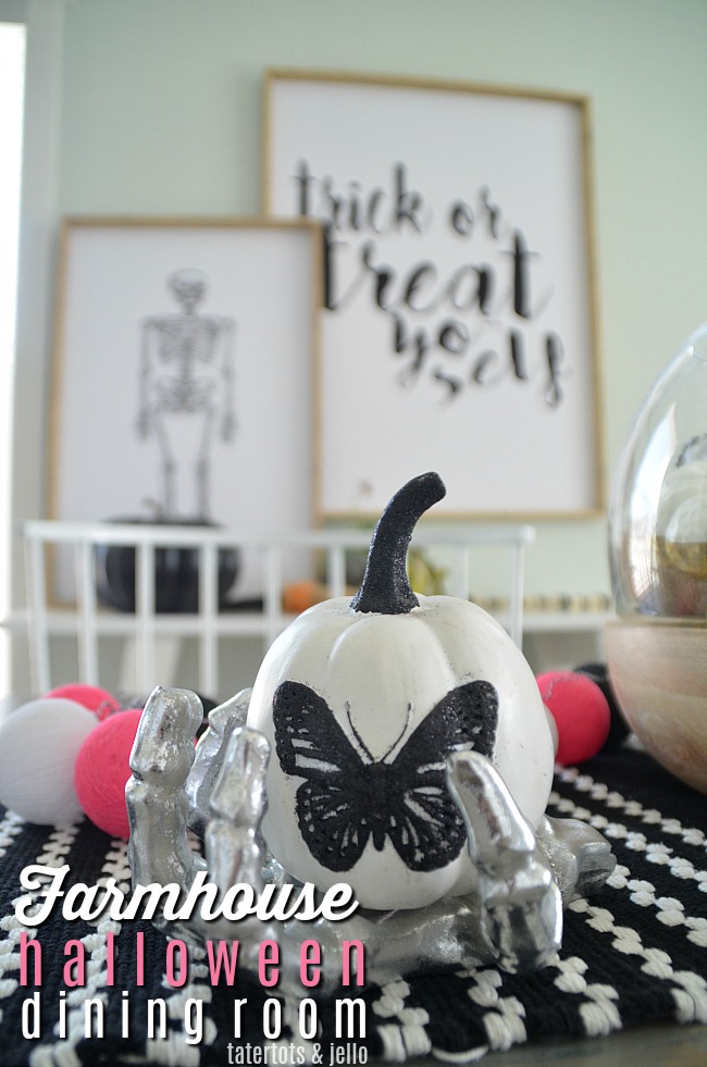 Black and White Farmhouse Halloween Dining Room - simple ways to bring the farmhouse feel to Halloween 
