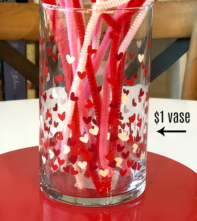 $2 Simple Valentine's Day Pipe Cleaner Centerpiece - takes minutes to make and it's adorable! 