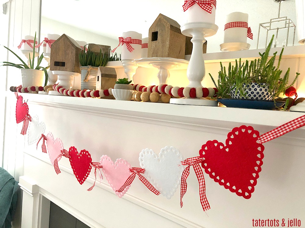 $2 Felt Scallop Heart Garland - a five minute project that's so easy to make for Valentine's Day!