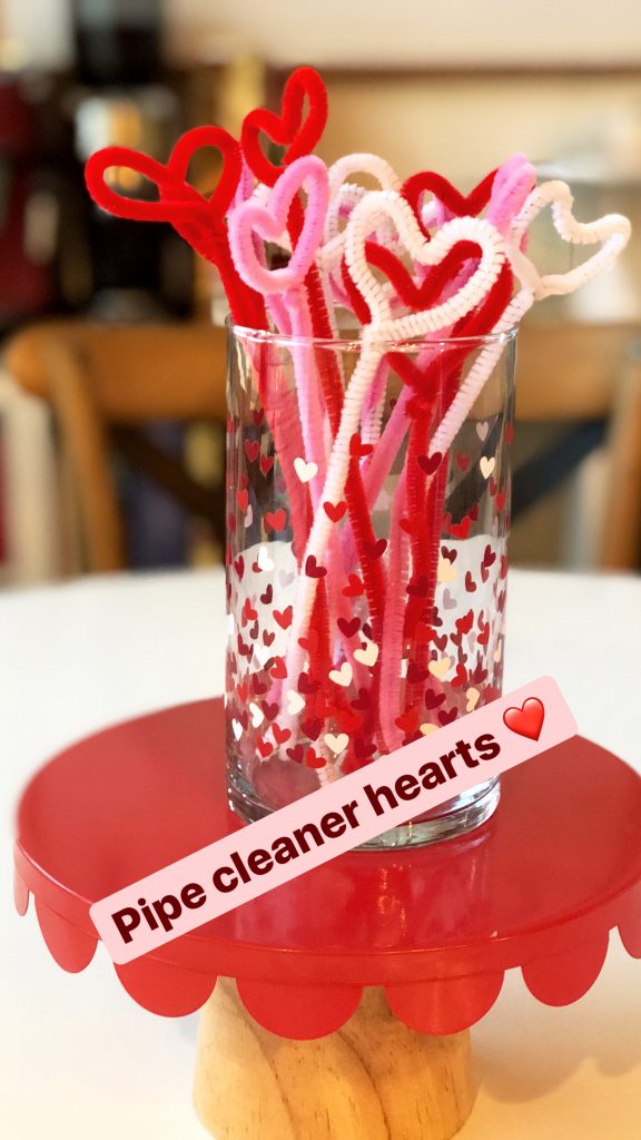 $2 Simple Valentine's Day Pipe Cleaner Centerpiece - takes minutes to make and it's adorable! 