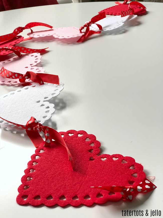 $2 Felt Scallop Heart Garland - a five minute project that's so easy to make for Valentine's Day! 