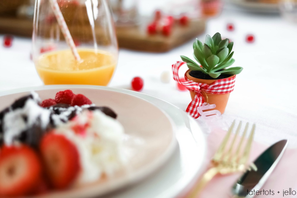 Galantine Waffle Cone Centerpiece idea - easy and perfect for spring, birthday and summer parties too! 