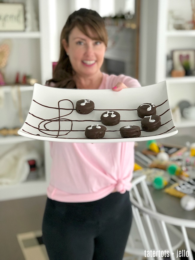 Musical Note Party Cookies - pitch perfect party ideas. Easy ways to celebrate a musical birthday party! 