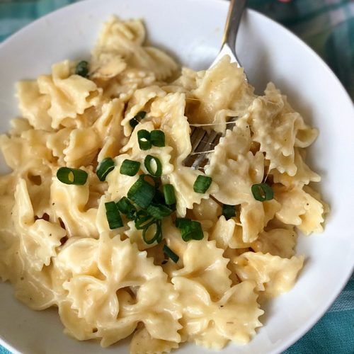 5-minute mac and cheese in your Instant Pot - cut out all of those artificial ingredients and make this super easy and delicious mac and cheese in your pressure cooker.