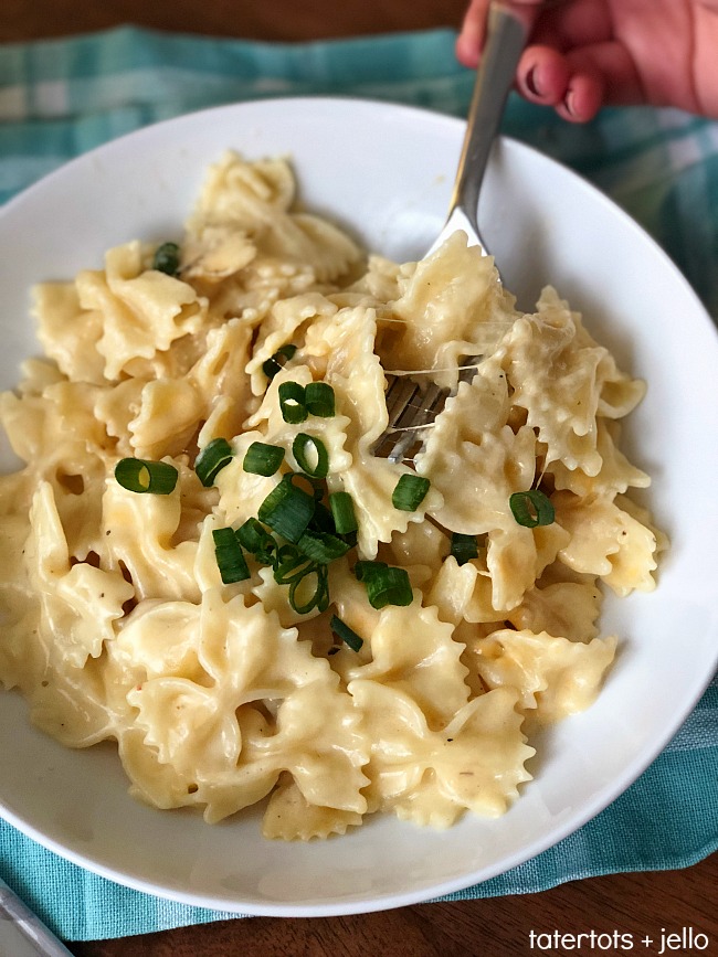 5-minute mac and cheese in your Instant Pot - cut out all of those artificial ingredients and make this super easy and delicious mac and cheese in your pressure cooker.