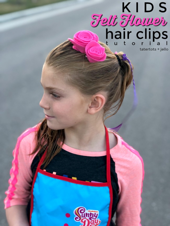 Kids craft Felt Flower Hair Clips. Kids will love making these pretty flower hair clips based on the NickJr Sunny Day animated series. Watch Sunny Day weekdays on Nickelodeon! #ad #nickelodeon #nickjr #sunnyday #hairclips #feltflowers #kidscraft #hairtutorial #craftidea 