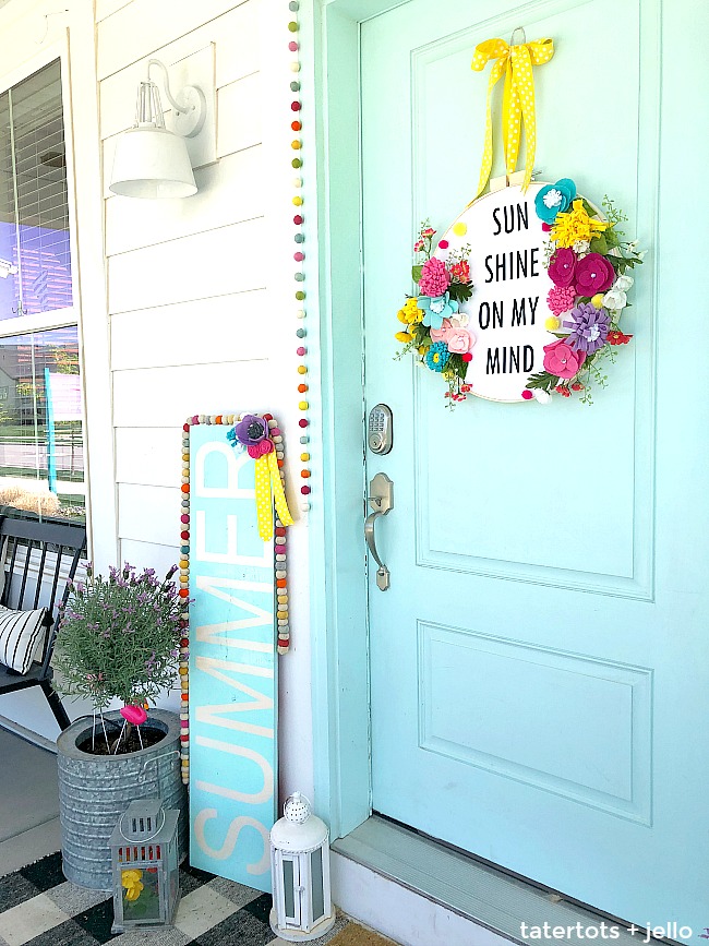 Make a GIANT sign to decorate for summer or ANY holiday! It's a quick project that is impressive in size and inexpensive to make! 